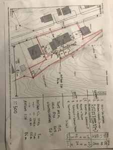 Situasjonsplan som viser tomtens form, høydemålinger (konturlinjer), bygningers plassering, og beregninger av areal og avstander.