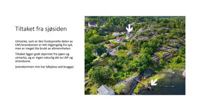 Et luftfoto (dronebilde) av et kystlandskap med hus, fjell og vann, med pil som peker på spesifikke områder.