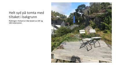 Fotografi av en tomt med et tiltak i bakgrunn, illustrert med en blå pil og tekstforklaring.