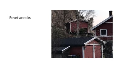 Fotografi av et rødt annekshus som står på en skråning, med tekstbeskrivelsen 'Revet anneks' til venstre.
