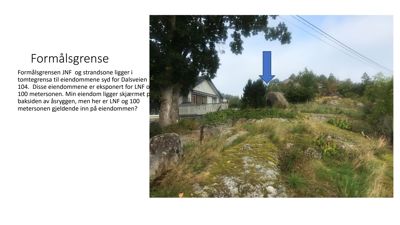 Fotografi av et terreng med en bygning i bakgrunnen, illustrert i en byggesak for å vise forhold ved formålsgrense.