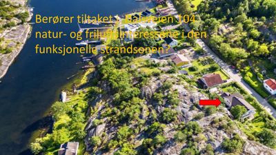 Luftfoto av et kystområde med hus og natur. Bildet viser Dalsveien 104 (markert med pil) og omgivelser, inkludert strandsonen.