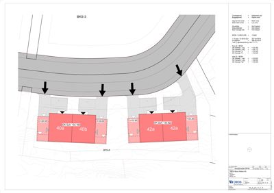 Situasjonsplan som viser tomtene (40a, 40b, 42a, 42a) i forhold til veien og høydekurver.