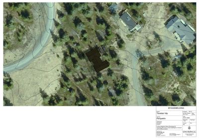 Luftfoto av et byggeområde med overlagte tegninger som viser tomtens form, konturer og plassering av bygninger.