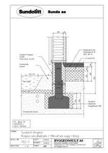 Tegning som viser detaljert oppriss av en fundamentmur med tilhørende konstruksjoner som dampsperrer, isolasjon og drenering.