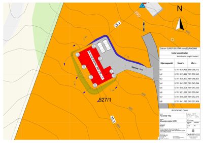 Situasjonsplan som viser tomtens form, grenser, nabolag, bygningens plassering og orientering.