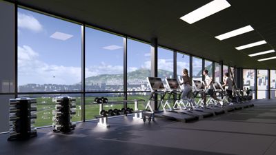 3D-visualisering av et moderne treningsrom med store vinduer og utsikt over en by og fjell.