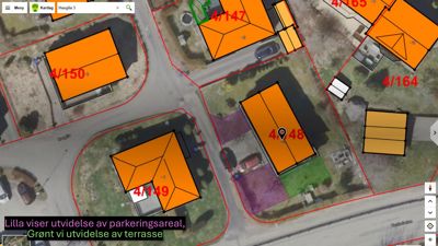 Satellittbilde (kart) over et boligområde med overlagte tomtegrenser, bygningsspor og eiendomsnummer.