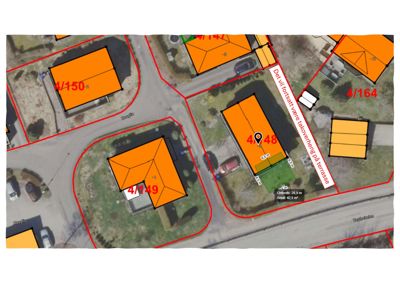 Flyfoto eller kart med overlag av eiendomsgrenser (røde linjer) og bygningsskisser (oransje felter).