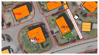 Flyfoto eller kartutsnitt som viser eiendomsgrenser (røde linjer), husnummer og tomtens areal.