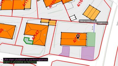 Situasjonsplan som viser tomtens grenser (røde linjer), plassering av bygninger (oransje felter) og planlagte endringer i parkerings- og terrasserealer.