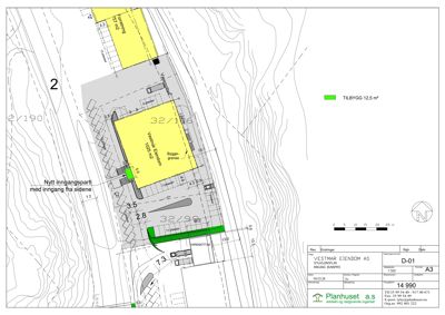 Situasjonsplan som viser tomtens form, bygningers plassering, bygrenser, høydemålerlinjer (konturlinjer) og endringer i inngangspartiet.