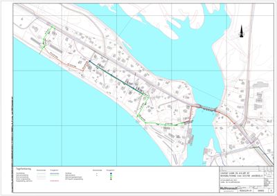 Situasjonsplan som viser bygningers plassering, vegnett og infrastruktur langs en kystlinje.