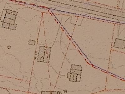 En situasjonsplan eller tomteplan som viser bygningsplasseringer, vegforløp og tomtegrenser.