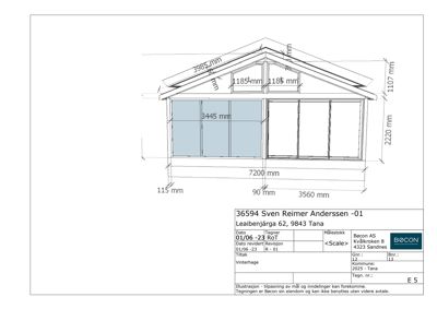 Fasadetegning som viser fronten av en bygning med mål og detaljer.