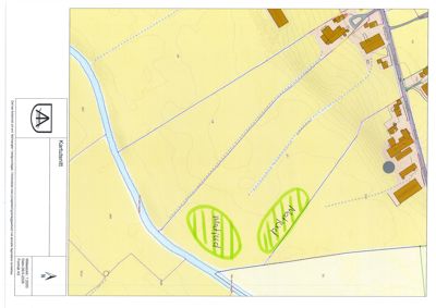 Situasjonsplan (kartutsnitt) som viser tomtens beliggenhet i forhold til nabolag, vassdrag og høydeforhold.