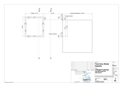 Fundamentplan som viser dimensjoner og plassering av søyler (Pillaster) for en garasje og et tilbygg.