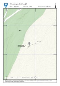 Situasjonsplan som viser topografi, vegnett og plassering av en bygning eller anlegg (mast) i et landskap.
