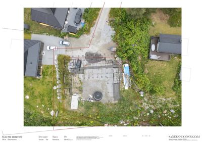 Dronnefotografisk plan over eiendom med overlagte tegninger for bygning og tomtegrenser.