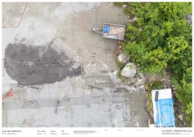 Dronnefoto av et byggefelt med overlagte tegninger og mål.