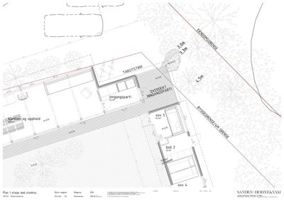 Etasjeplan for et hus med romfordeling (kjøkken, soverom, bad), innendørs og utendørs arealer, samt byggegrenser og eiendomsgrenser.