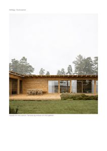 Fotografi av en bygning sett fra utsiden, med en terrasse og vinduer mot en hage.