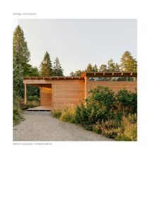 Fotografi av en moderne trebygning med en utvendig trapp og en grusvei. Bildet viser fasaden og adkomst fra nordøstre hjørne.