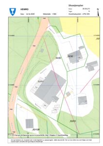 Situasjonsplan som viser tomtens grenser, naboeiendommer, veier og plassering av bygninger.