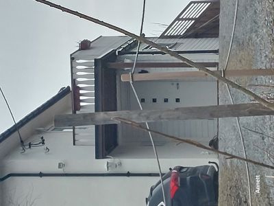 Fotografi av en bygning sett fra utsiden, med fokus på fasaden og en del av taket.