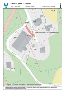 Situasjonsplan som viser tomtens grenser, eksisterende bygninger, veier og planlagt ny adkomstvei.