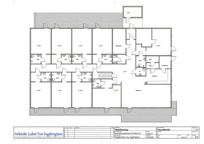Etasjeplan (Hovedetasje) som viser romfordeling, dører, trapp og inngang til en bygning.