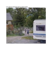 Fotografi av en utendørs scene med en campingvogn, en bygning og personer i bakgrunnen.