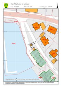 Situasjonsplan som viser tomtens plassering i forhold til nabolag, veier og vann, med bygningstilhørighet og arealoppdeling.