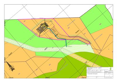 Situasjonsplan med reguleringsplan som viser tomtgrenser, vegforhold og bygningens plassering i forhold til omgivelsene.
