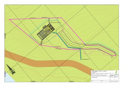 Situasjonsplan som viser tomtens form, grenser (eigedomsgrense), terrengforhold (konturlinjer), og plassering av bygning i forhold til omgivelsene.