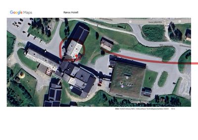 Satellittbilde (flyfoto) av Røros Hotell med overlagte ruter og Google Maps-logo.