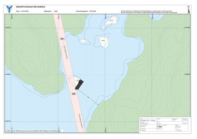 Situasjonskart eller kartutsnitt som viser et område med vann, landform (konturlinjer) og en bygning plassert ved kysten.