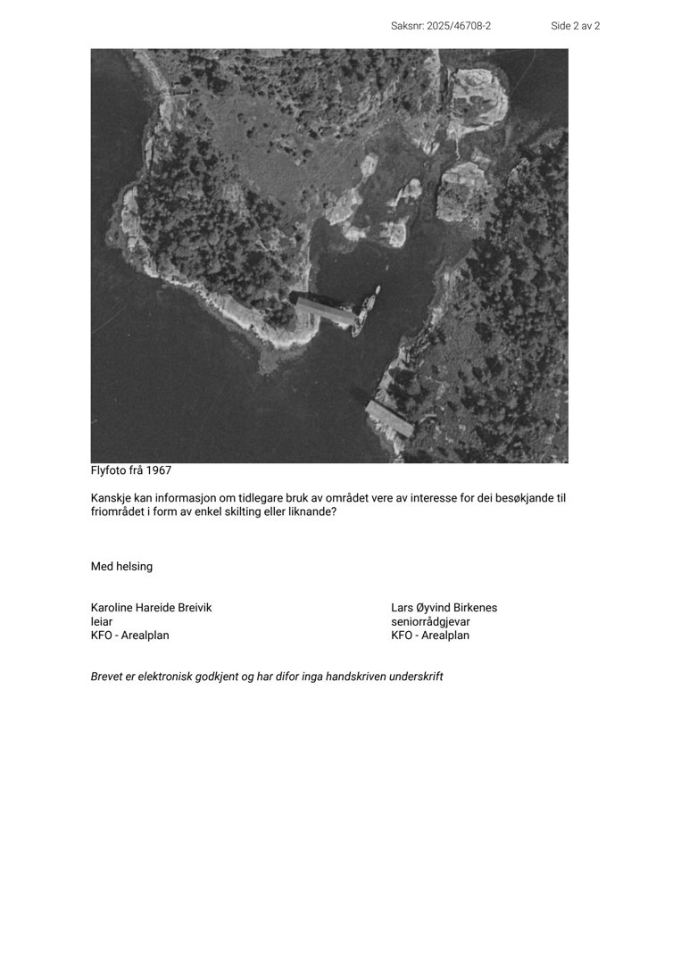 Et svart-hvitt flyfoto fra 1967 som viser et kystområde med en bygning ved vannet.