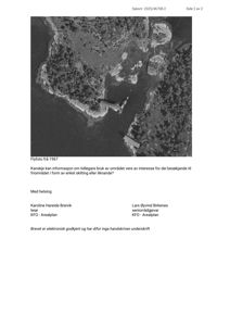 Et svart-hvitt flyfoto fra 1967 som viser et kystområde med en bygning ved vannet.