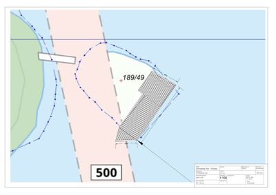 Situasjonsplan som viser etasjeplan for en nybygning i forhold til kystlinjen, vann og en vei.