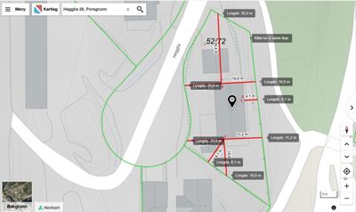 Situasjonsplan som viser tomtens form, grenser, bygningers plassering og dimensjoner.