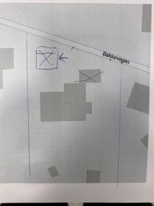 Situasjonsplan som viser tomt, bygninger og veier (Bakkevegen).