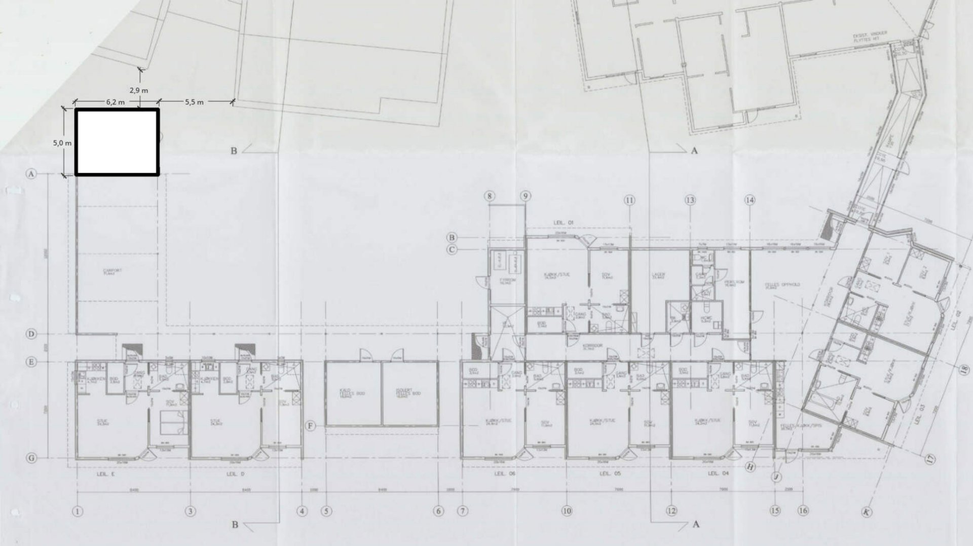Etasjeplan (1. etasje) som viser romfordeling, vegger, dører og mål for en bygning.