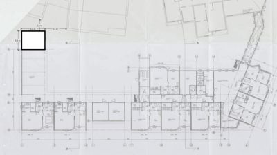 Etasjeplan (1. etasje) som viser romfordeling, vegger, dører og mål for en bygning.