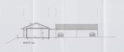 Snittegning (SNITT AA) som viser bygningens tverrsnitt, takform, innvendige høyder og plassering av kjøretøy under taket.
