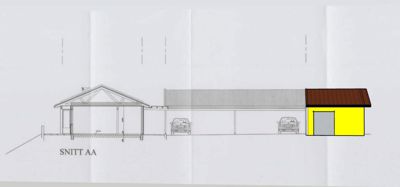 Snittegning (merket 'SNITT AA') som viser bygningens tverrsnitt, takform, høyder og plassering av kjøretøy.