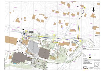 Situasjonsplan som viser tomtens beliggenhet, omgivende bebyggelse, høydemålerlinjer (kontur) og planlagt infrastruktur (blå linjer).