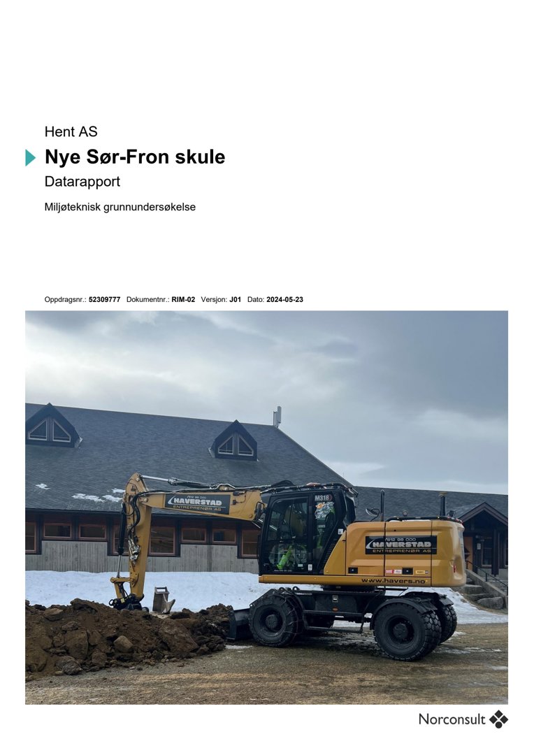 Fotografi av en guleggevogn (gruvebagger) foran en bygning med skrått tak, sannsynligvis på byggeplass for 'Nye Sør-Fron skule'.