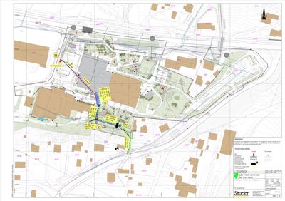 Situasjonsplan som viser tomtens grenser, eksisterende og nye bygninger, veier, parkeringsplasser og terrengforhold.