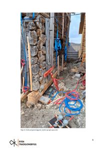 Fotografi av en gavelvegg under arbeid, med tekstbeskrivelse om at svilla er byttet og lagt oppunder.